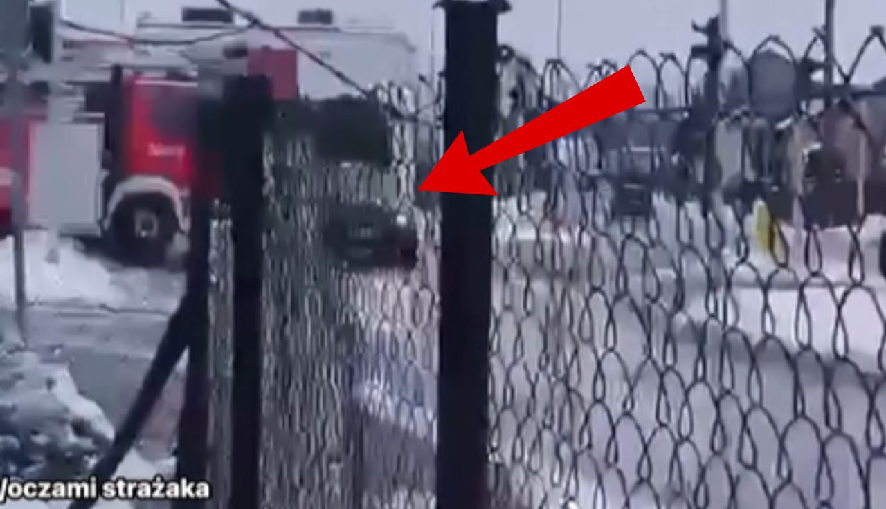 Dramatyczne nagranie. Strażacy wjechali w audi. Wiadomo, kto zawinił