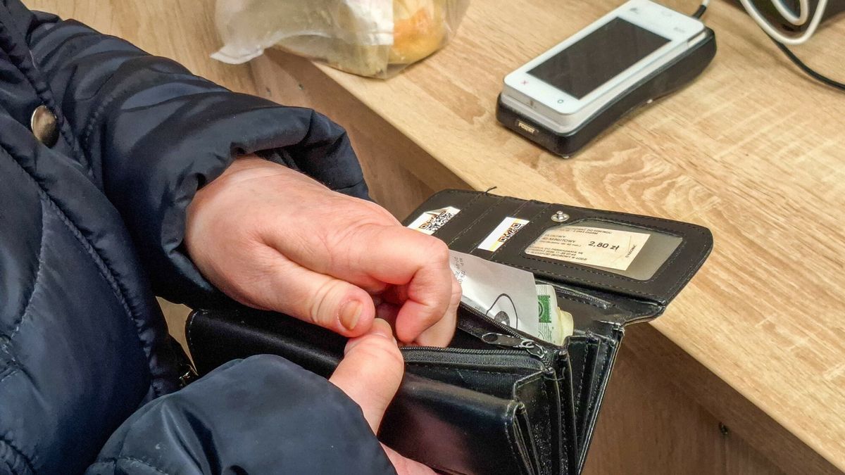 Podczas płacenia trzeba uważnie śledzić komunikaty na smartfonie