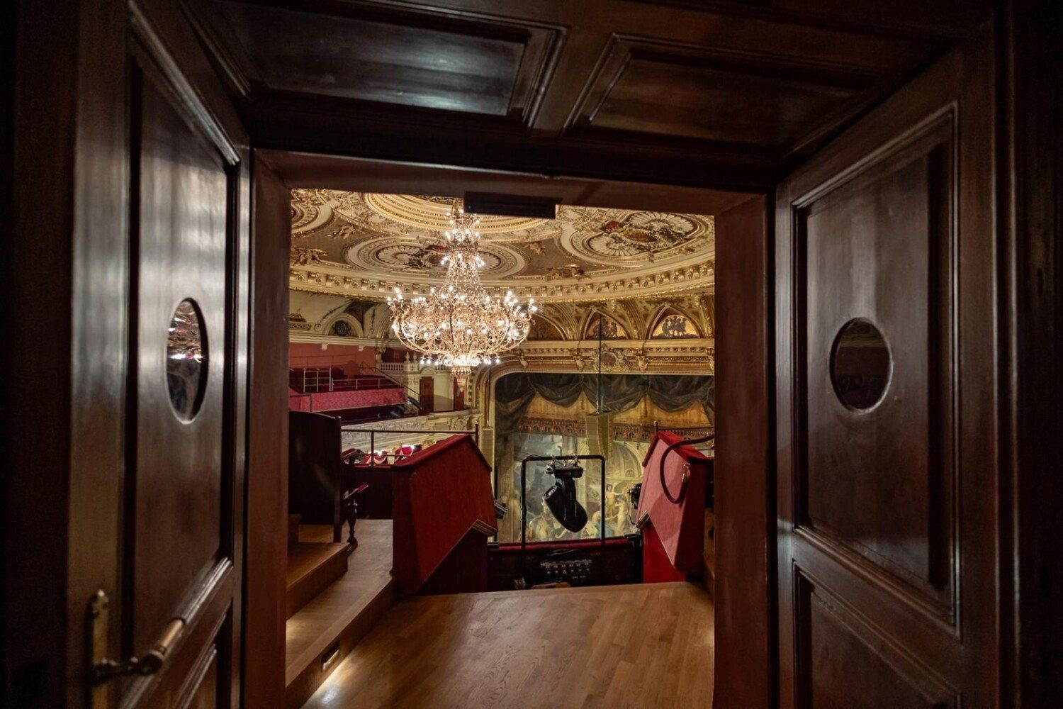 Zdecydowanie zaprotestował Jan Matejko, choć kiedy przyszedł do teatru tuż po jego otwarciu, spodobał mu się