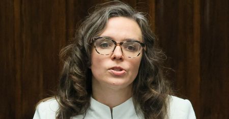 Dokonała apostazji. Politycy prawicy próbowali ją "nawrócić"