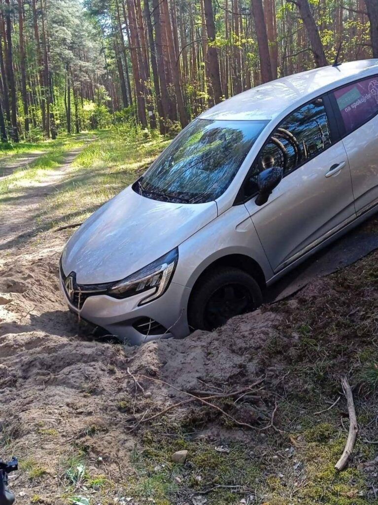 Wjechał autem do lasu Kampinoskiego Parku Narodowego i się zakopał…