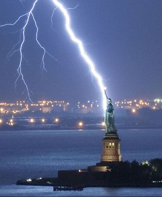 Niesamowite zdjęcie uderzenia pioruna w Statuę Wolności