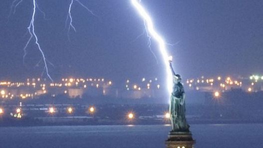 Niesamowite zdjęcie uderzenia pioruna w Statuę Wolności 1