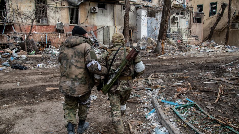 MARIUPOL, UKRAINE - 2022/04/16: Russian and Chechen soldiers in a devastated Mariupol neighborhood close to the Azovstal frontline. The battle between Russian / Pro Russian forces and the defending Ukrainian forces led by the Azov battalion continues in the port city of Mariupol. (Photo by Maximilian Clarke/SOPA Images/LightRocket via Getty Images)