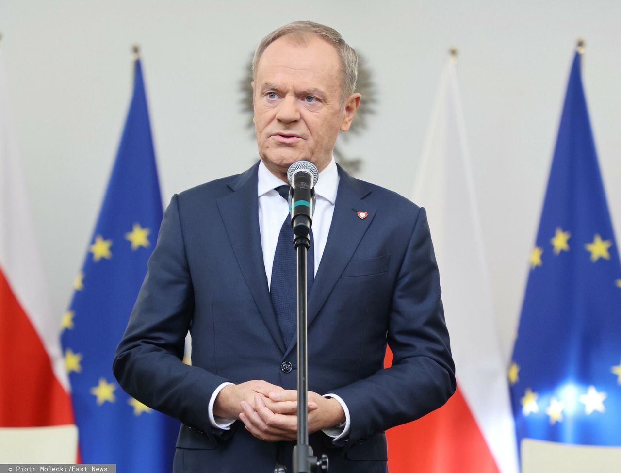 Tusk odsłania karty i pokazuje granatową teczkę. Jest zapowiedź komisji