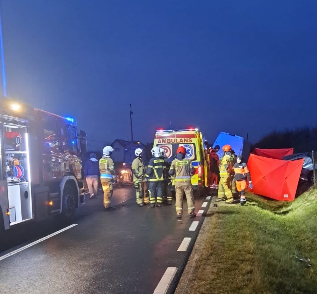 Jeżewice: Tragiczne zderzenie trzech aut. Jedna osoba zginęła