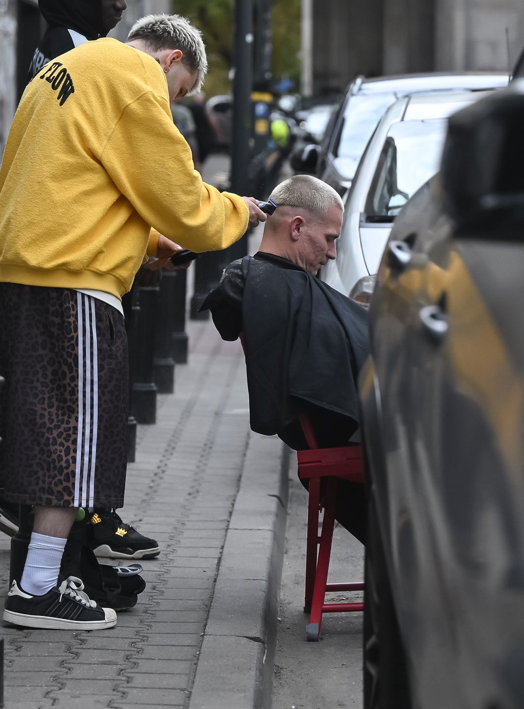 Bart Pniewski goli włosy na ulicy