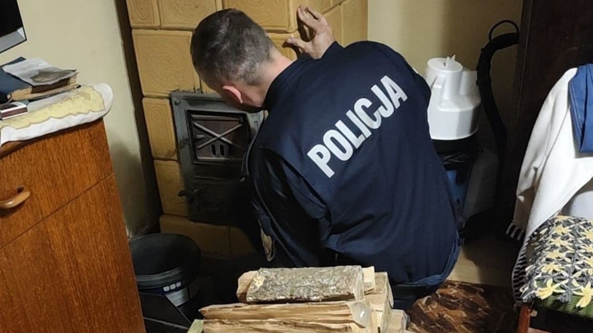 Policjant pomógł 88-letniej kobiecie.