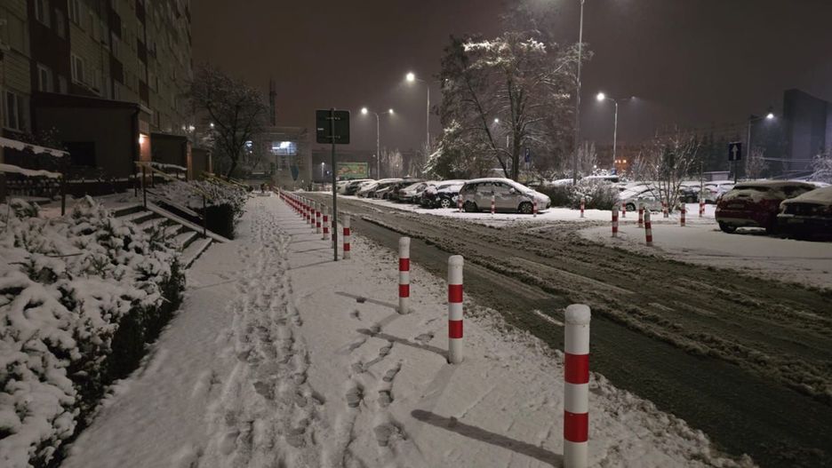 Zaśnieżone chodniki (Piotr Florek lca.pl)