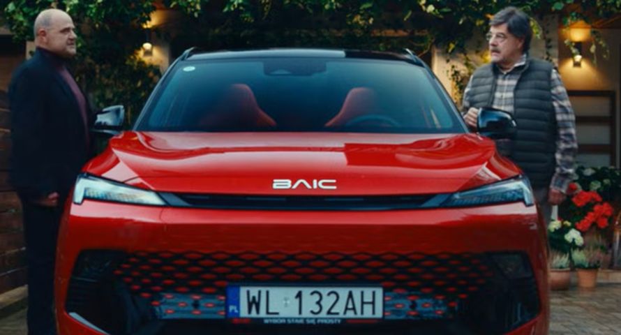 Cezary Żak reklamuje samochody BAIC. W kampanii wciela się w dwie postacie