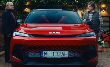 Cezary Żak reklamuje samochody BAIC. W kampanii wciela się w dwie postacie