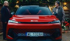 Cezary Żak reklamuje samochody BAIC. W kampanii wciela się w dwie postacie