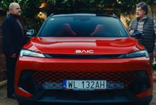 Cezary Żak reklamuje samochody BAIC. W kampanii wciela się w dwie postacie