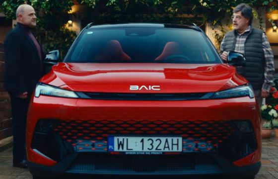 Cezary Żak reklamuje samochody BAIC. W kampanii wciela się w dwie postacie