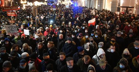 Przyjęto "Lex TVN". Manifestacje i protesty w całej Polsce