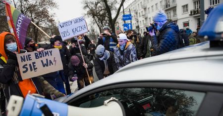 Złamał rękę 19-latce w trakcie Strajku Kobiet. Dalej pełni służbę