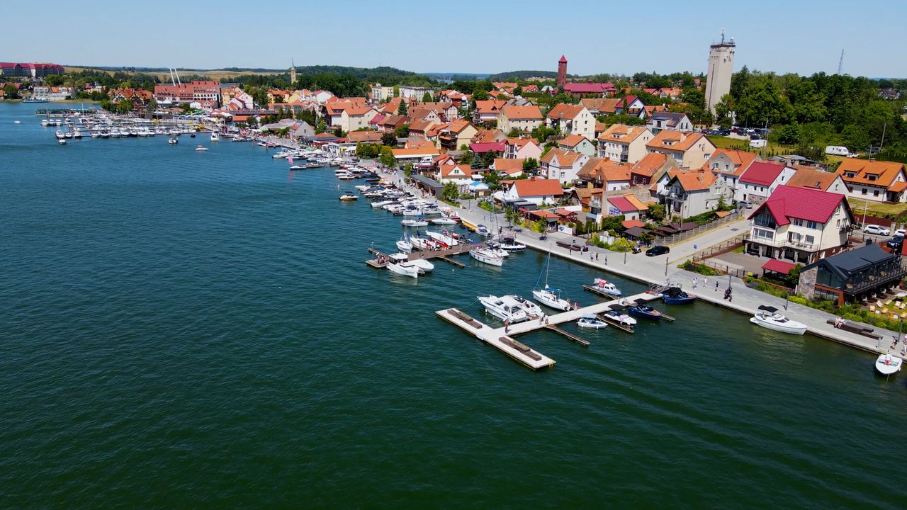 W sezonie życie turystyczne koncentruje się wokół mariny