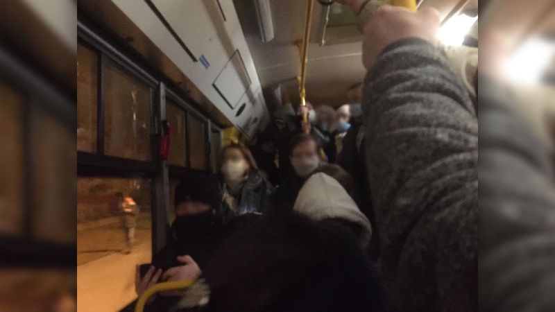 tłok w autobusie
