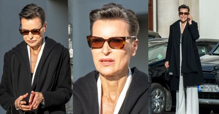 Skąpana w słońcu Danuta Stenka przechadza się samotnie po Warszawie w eleganckiej stylizacji