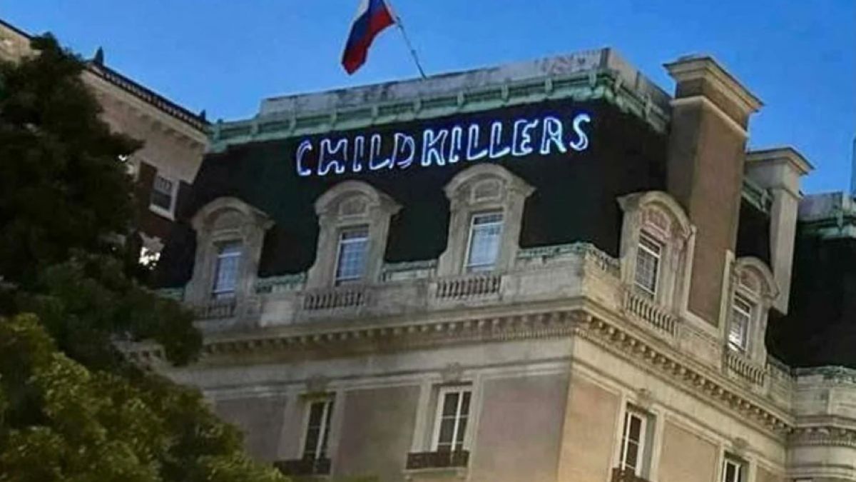 Ogromny napis pojawił się na rosyjskiej ambasadzie. 