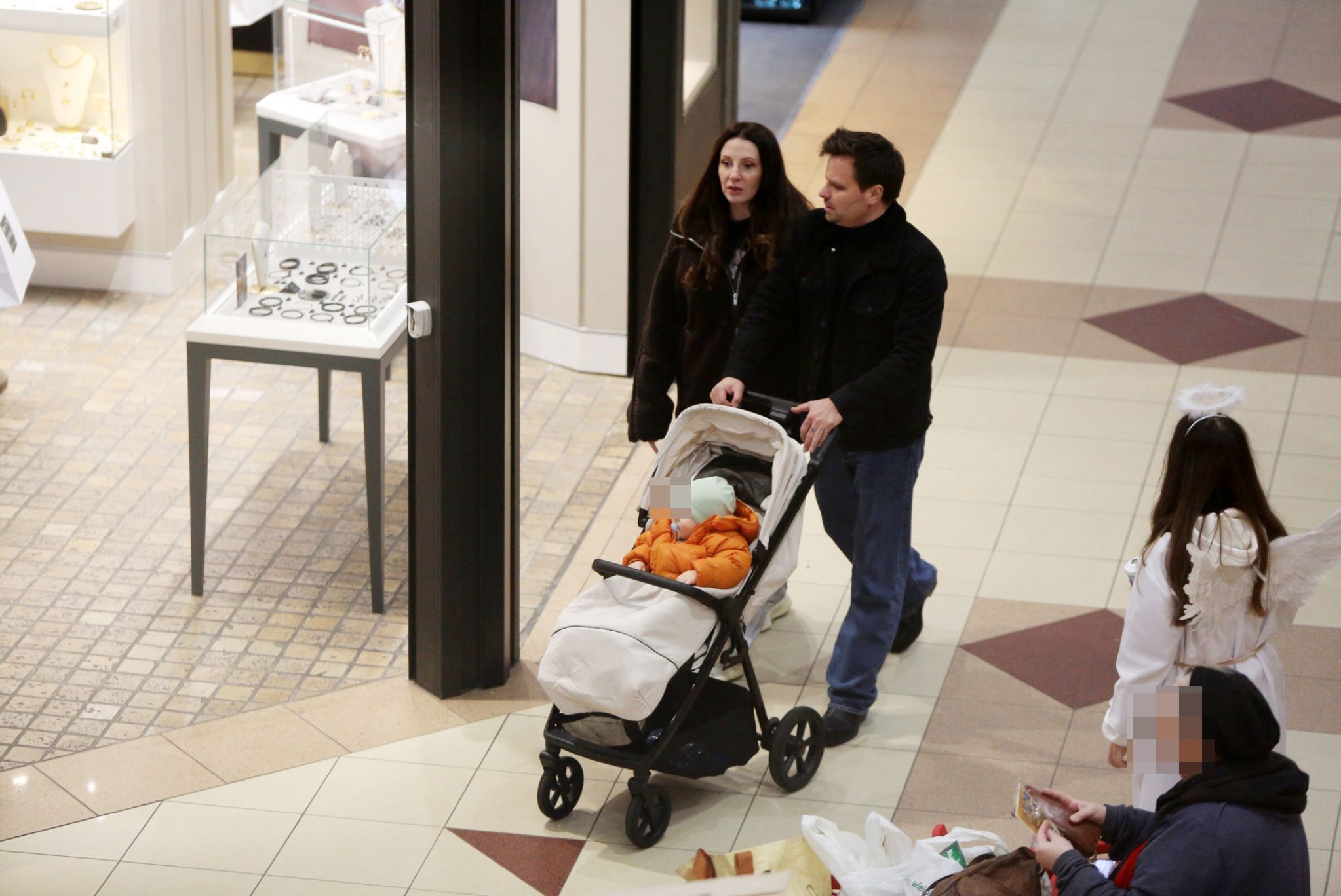 Marcin Hakiel i Dominika Serowska na zakupach z synem