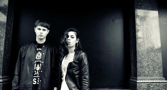AlunaGeorge pokazali "Supernatural"