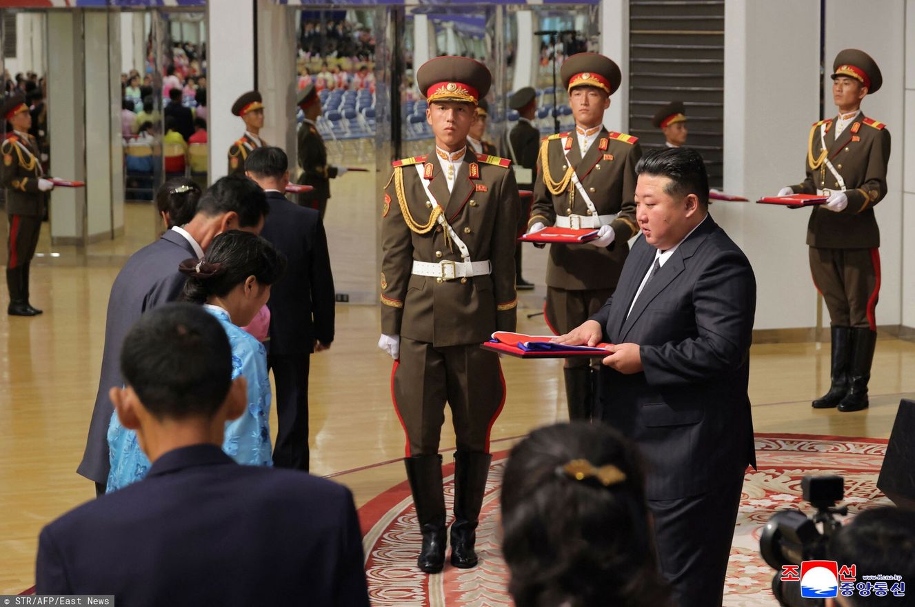 wiadomości,aktualności,WP Wiadomości Kim Dzong Un na ceremonii. Uhonorował 