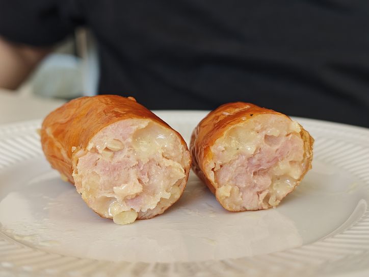 Kiełbasa Mac and Cheese po przygotowaniu i przekrojeniu