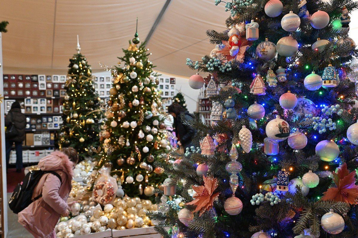 Największa fabryka bombek w Polsce znajduje się na Dolnym Śląsku. Sprawdzamy ceny w sklepie firmowym. Te świąteczne precjoza zachwycają