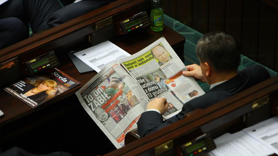 Politycy odchodzą od papierowych wydań gazet, czasami czytają jeszcze w Sejmie