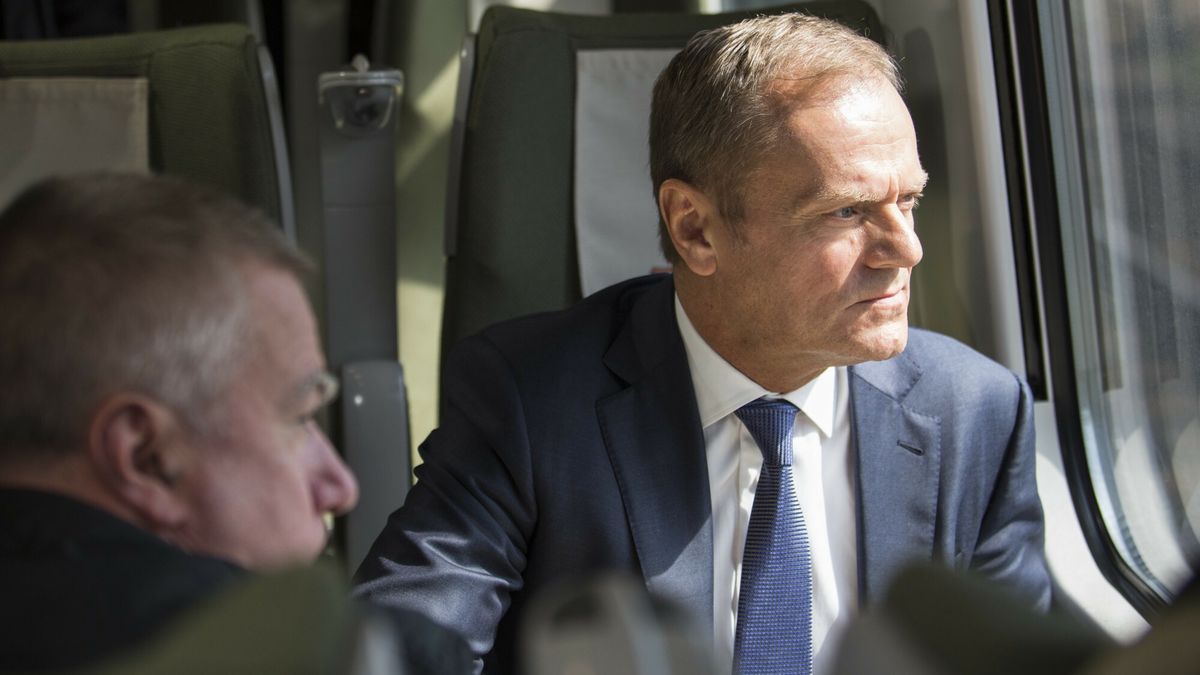 Donald Tusk przyjechał do Warszawy na przesłuchanie19.04.2017 Warszawa Donald Tusk przyjechał do Warszawy na przesłuchanie  N/z Paweł Gras, przewodniczący rady europejskiej Donald Tusk  fot. Andrzej Hulimka/REPORTERAndrzej Hulimka/REPORTER