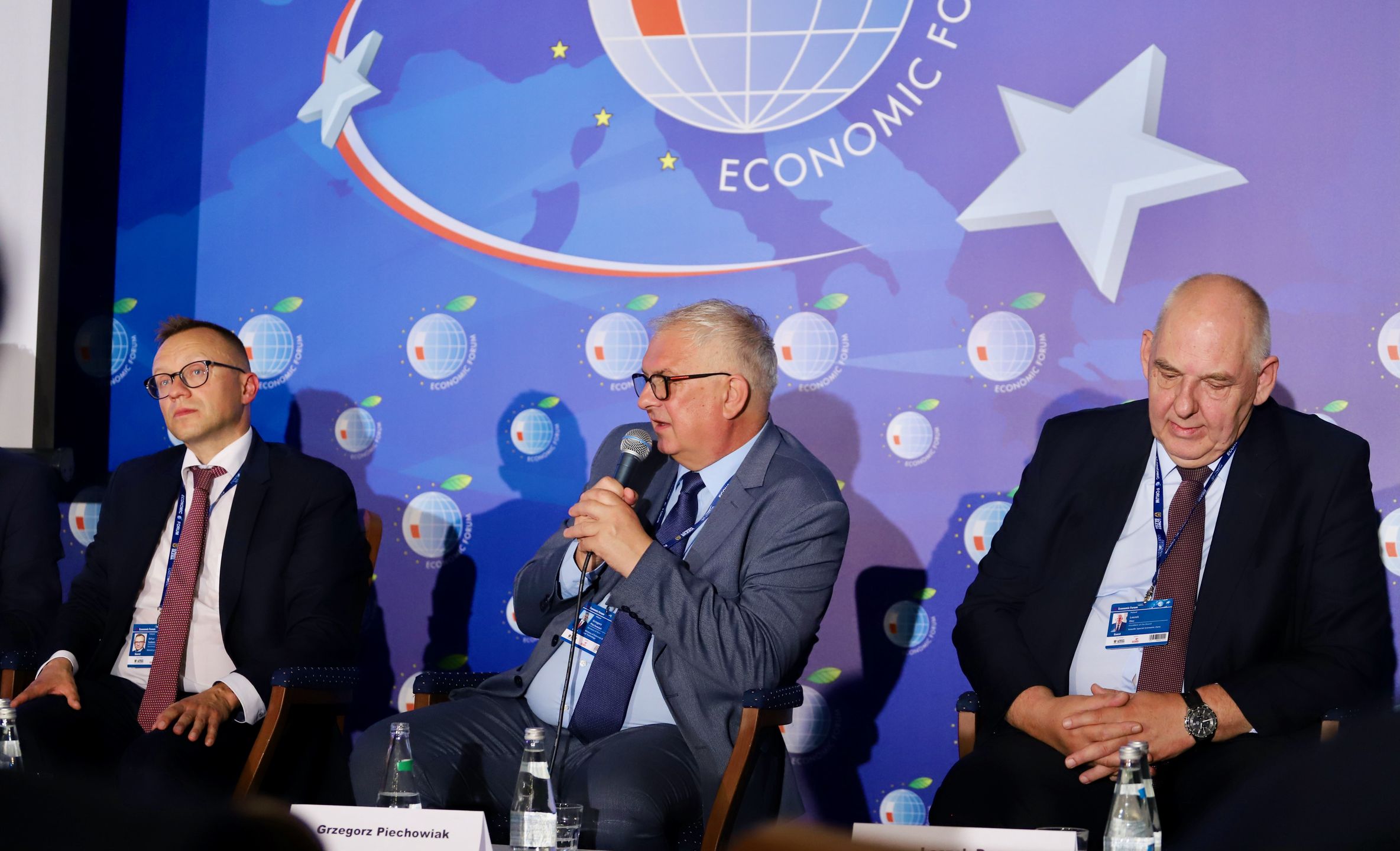 Artur Soboń, Grzegorz Piechowiak i Leszek Dec podczas Forum Ekonomicznego w Karpaczu.