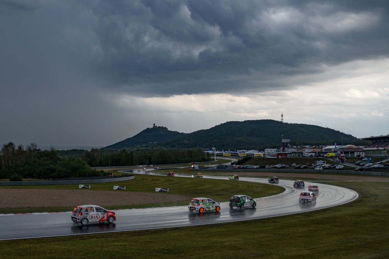 Kia Platinum Cup na Autodromie Most: wyścig z piorunami w tle