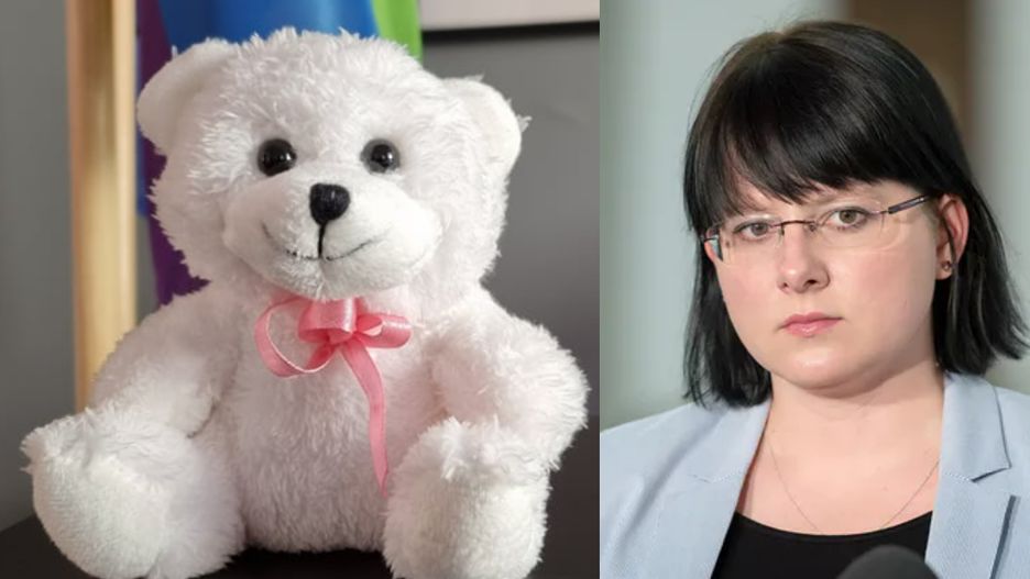 Miś podarowany posłance Beacie Maciejewskiej przez Kaję Godek, po prawej Kaja Godek