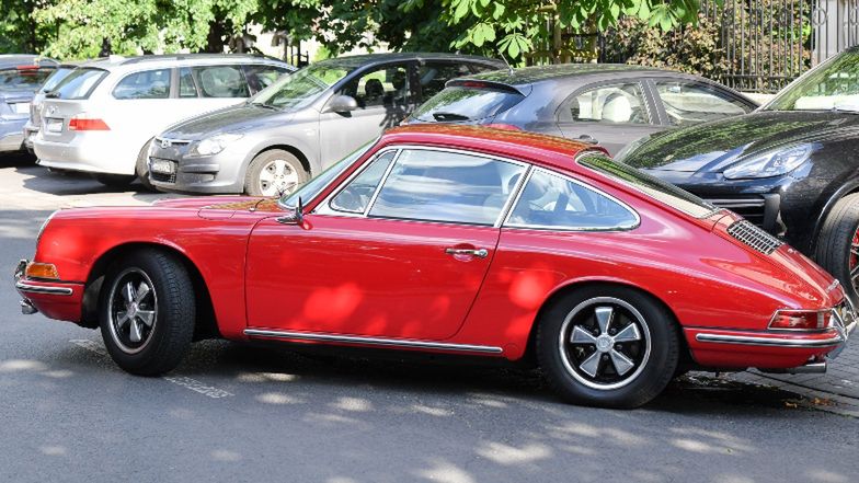 Joanna Przetakiewicz i Rinke Rooyens na przejażdżce z psem zabytkowym Porsche 912 