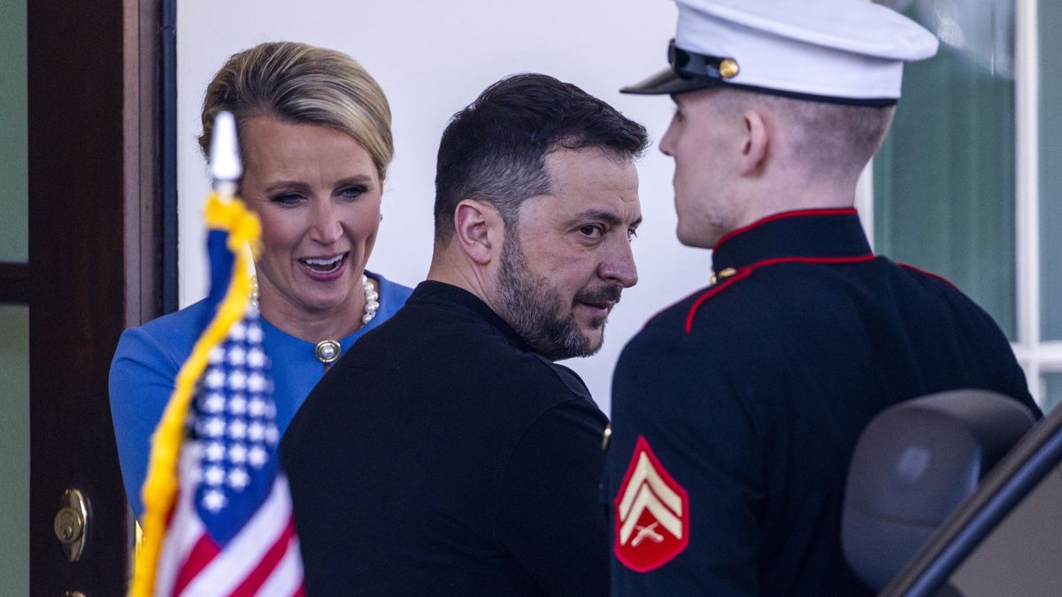 Ukrainian President Zelensky departs the White House after Oval Office meeting with US President Donald Trump
epa11930927 Ukrainian President Volodymyr Zelensky (C) departs after a breakdown in negotiations with US President Donald Trump and a cancellation of the planned joint press conference at the White House in Washington, DC, USA, 28 February 2025. Zelensky arrived in Washington to sign the framework of a deal, pushed by President Trump, to share Ukraine's mineral wealth with the US.  EPA/SHAWN THEW 
Dostawca: PAP/EPA.
SHAWN THEW
head of state, Ukraine