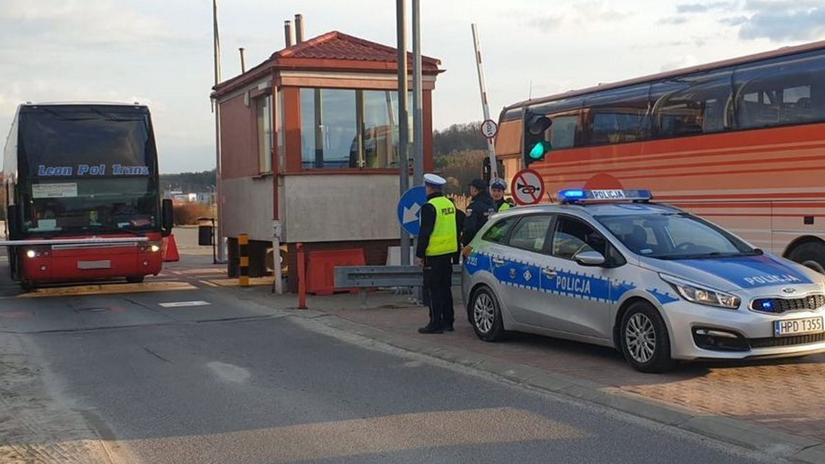 Policjanci z tomaszowskiej drogówki pomogli ukraińskiej rodzinie, która uciekała ze swojego kraju z dzieckiem podłączonym do aparatury podtrzymującej jego życie. 