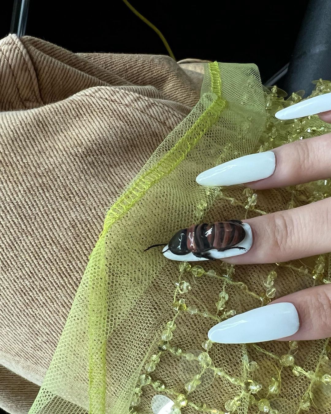Emily Ratajkowski pokazała oryginalny manicureInstagram/emrata