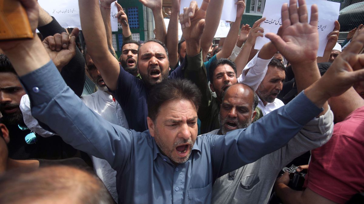 Shiite Muslims shout slogans and hold placards during a protest against Israeli airstrikes on Iran, in Srinagar, the summer capital of Indian Kashmir, 13 June 2025. Israel launched strikes on Iran, including its capital Tehran, early 13 June, killing top military figures, including Armed Forces Chiefs of Staff Mohammad Bagheri and Chief Commander of the Islamic Revolutionary Guard Corps (IRGC) Hossein Salami, both countries confirmed. The strikes were part of Operation Rising Lion, Israel's Prime Minister Netanyahu said, adding that Iran's nuclear programme poses a threat to 'Israel's very survival.' EPA/FAROOQ KHAN Dostawca: PAP/EPA.
