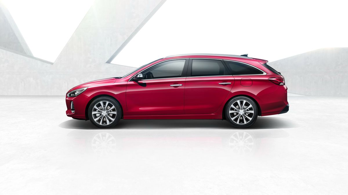 Nowy Hyundai i30 Wagon mierzy 4585 mm długości, wysokość wynosi 1465 mm (1475 mm z relingami), szerokość 1795 mm, a rozstaw osi 2650 mm. Dwa ostatnie wymiary są dokładnie takie same jak w hatchbacku. Nowy model jest zatem nieznacznie dłuższy od poprzednika. Prezentuje się przy tym nowocześniej, zachowując stylistykę tylnej części hatchbacka.