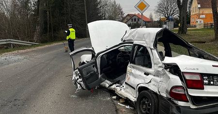 Nie żyje 18-latek. Nie dostosował prędkości, stracił kontrolę nad autem