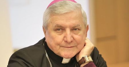 Biskup Edward Janiak łamie papieski zakaz? Media: był widziany w Kaliszu