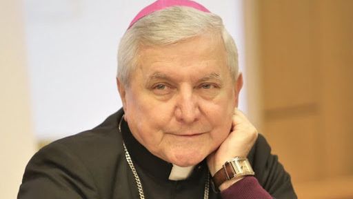 Biskup Edward Janiak łamie papieski zakaz? Media: był widziany w Kaliszu