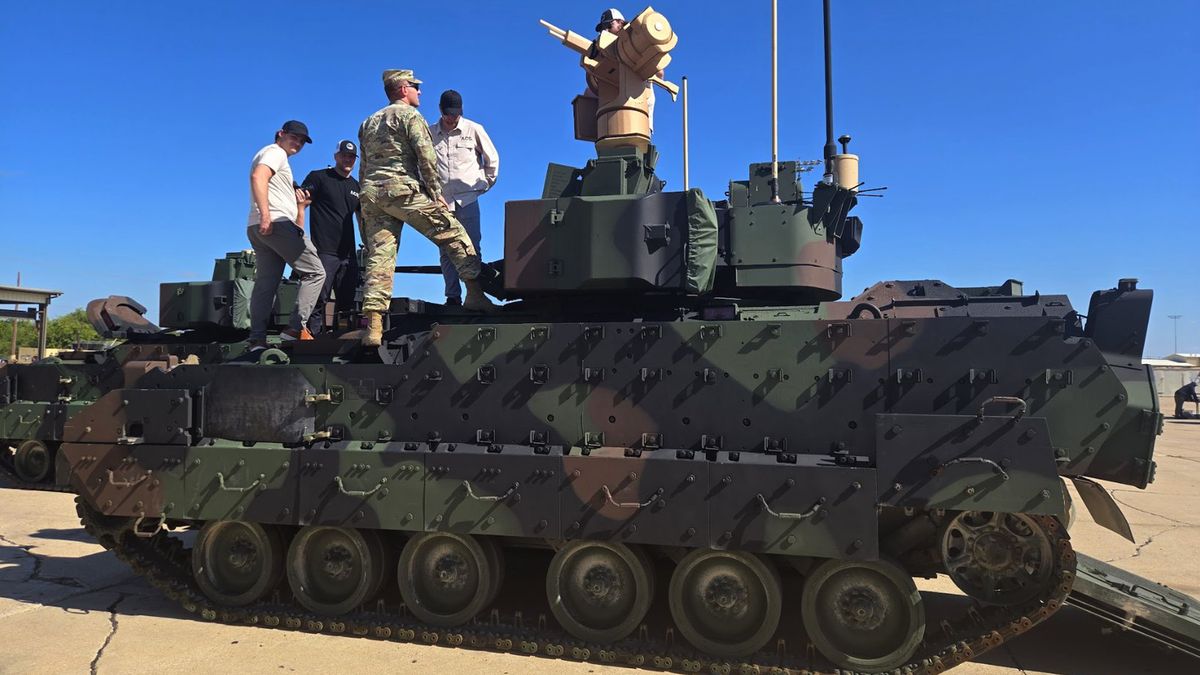 Amerykański M2 Bradley z dodaną wieżyczką Bullfrog.