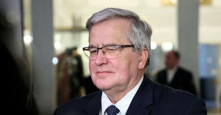 "Dosyć śmieszne". Komorowski kpi z teorii spiskowych o pożarach