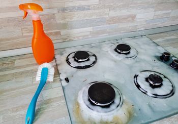 Jak wyczyścić palniki kuchenki gazowej? Domowy sposób bez szorowania