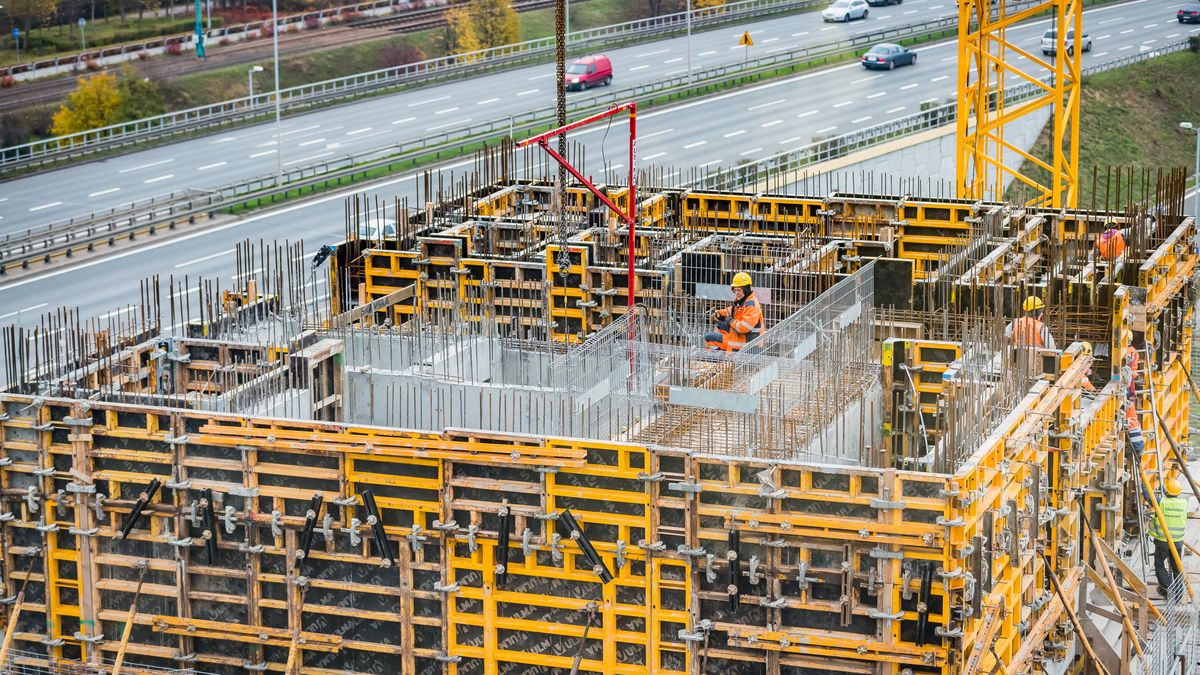 Oczekiwana przez klientów cena m.kw. mieszkania to wartość 7,5 tys. zł. Tymczasem deweloperzy przyznają, że ze względu na rosnące koszty (gruntów, materiałów i pracy) cena ofertowa na rynku pierwotnym za m.kw. wynosi już ponad 10 tys. zł.