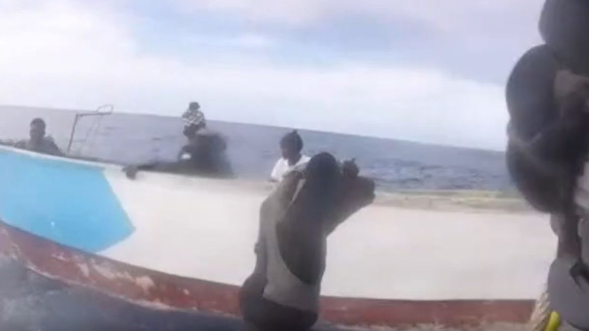 Łódź, którą płynęła dziewczyna.