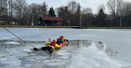 Strażacy ćwiczyli swoje umiejętności na lodzie