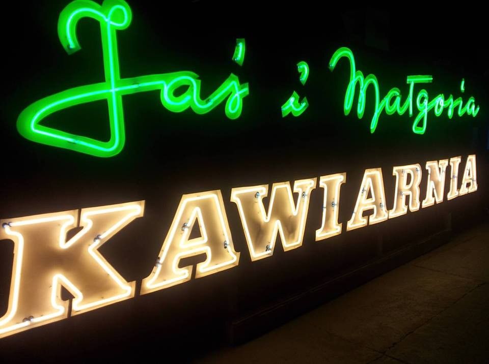 Kultowy neon Jaś i Małgosia wraca na Muranów!